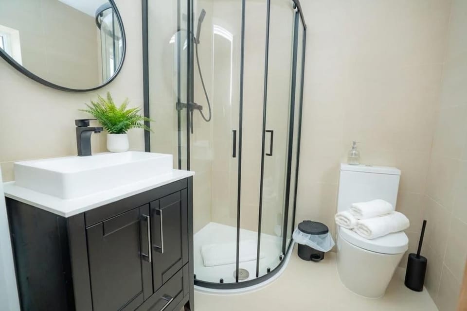 Bright & Contemporary 2 Bed Flat in Birmingham Apartment in Metropolitan Borough of Solihull