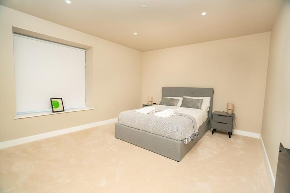 Bright & Contemporary 2 Bed Flat in Birmingham Apartment in Metropolitan Borough of Solihull