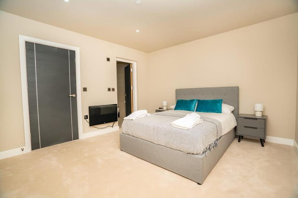 Bright & Contemporary 2 Bed Flat in Birmingham Apartment in Metropolitan Borough of Solihull