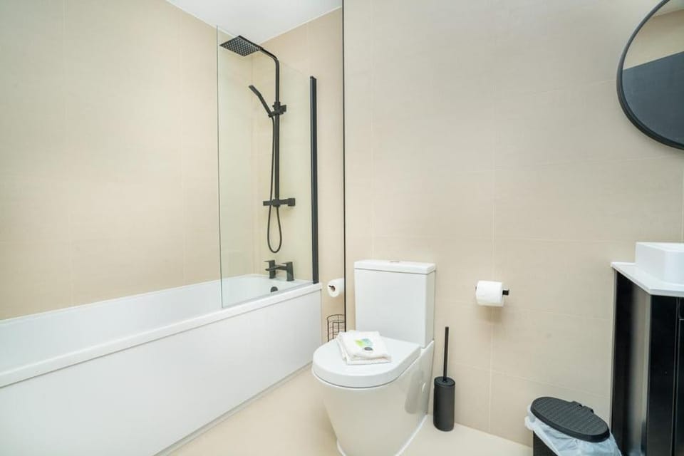 Bright & Contemporary 2 Bed Flat in Birmingham Apartment in Metropolitan Borough of Solihull