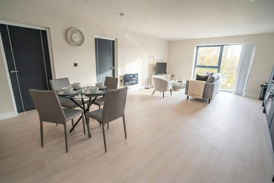 Bright & Contemporary 2 Bed Flat in Birmingham Apartment in Metropolitan Borough of Solihull