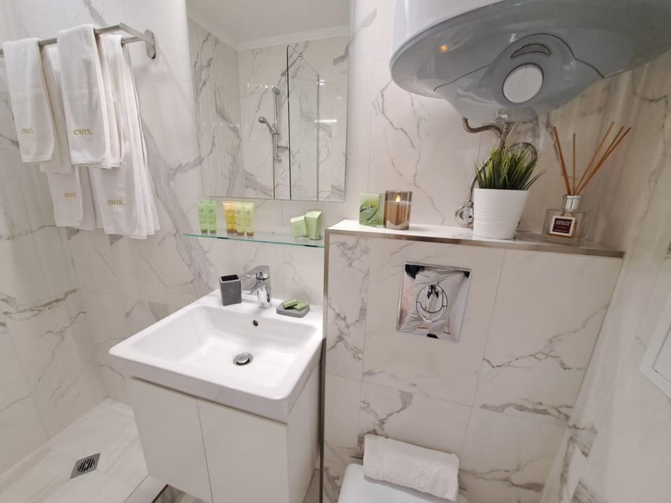 Shower, Toilet, Bathroom, towels