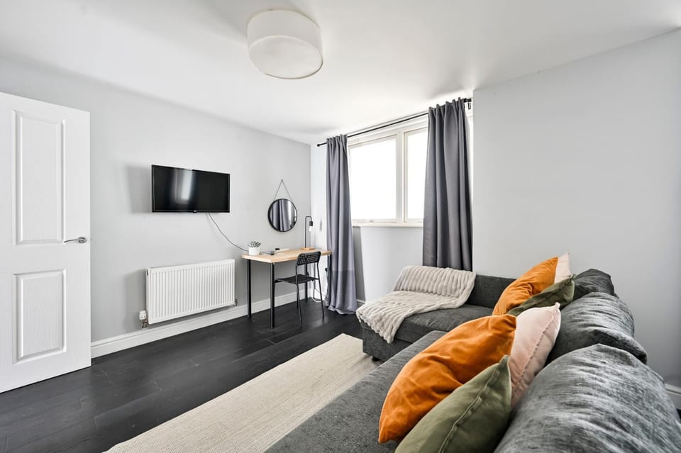 Bed, TV and multimedia, Photo of the whole room, Evening entertainment, Bedroom