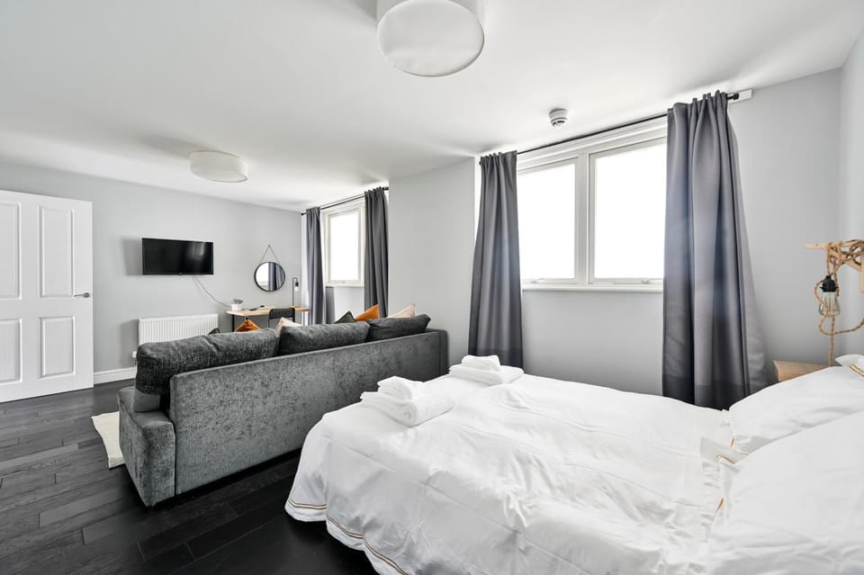 Bed, TV and multimedia, Photo of the whole room, Bedroom, towels