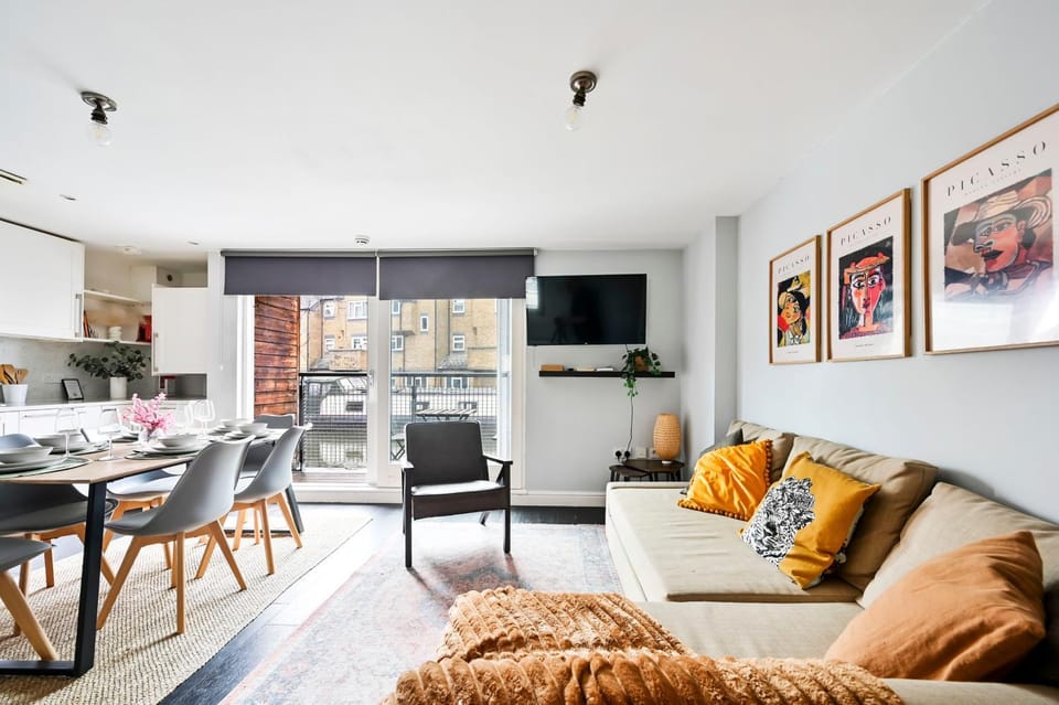 TV and multimedia, Kitchen or kitchenette, Living room, Seating area, Dining area