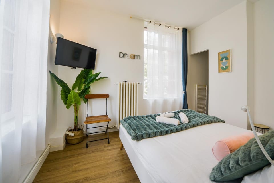 Bed, TV and multimedia, Photo of the whole room, Bedroom, towels