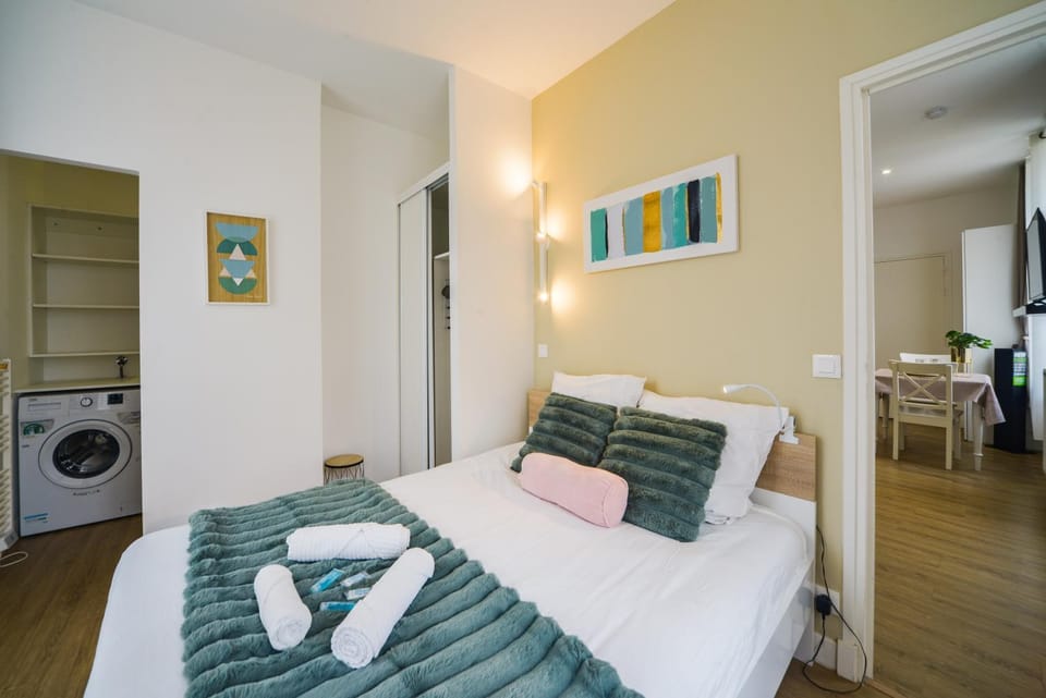 Bed, Photo of the whole room, Bedroom, towels, wardrobe