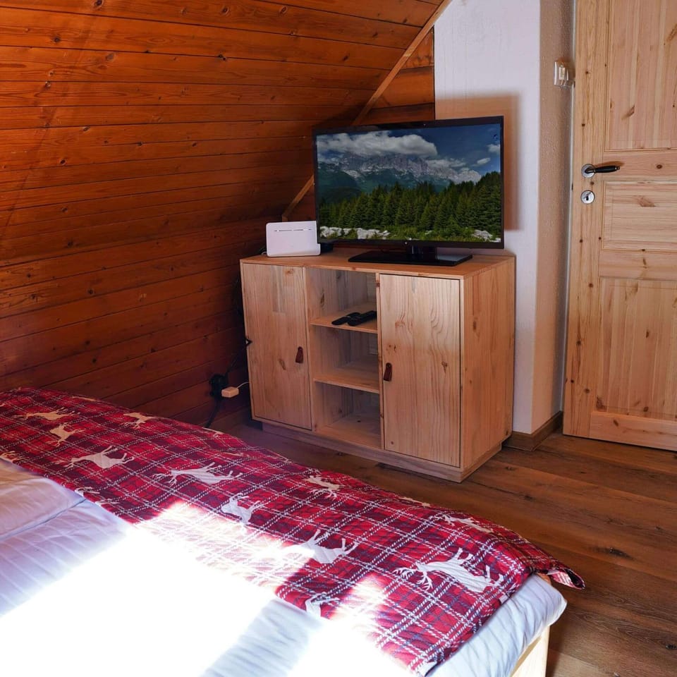 Bed, TV and multimedia, Bedroom