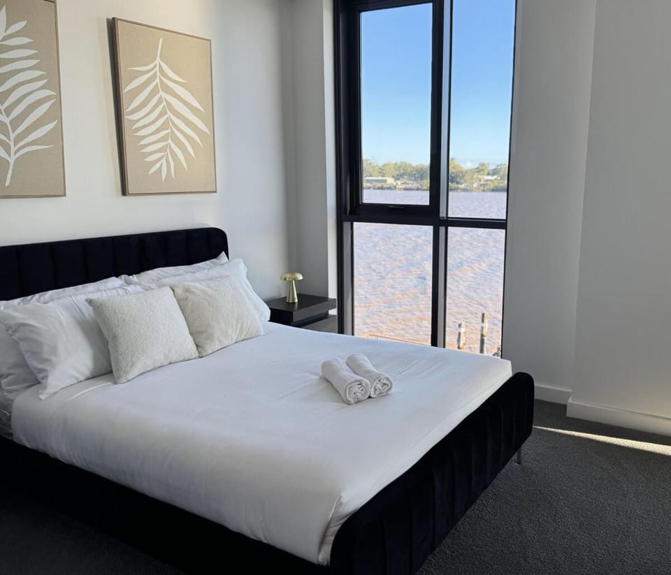 Riverfront Luxe 2Bed Pool Parking Apartment in Bulimba