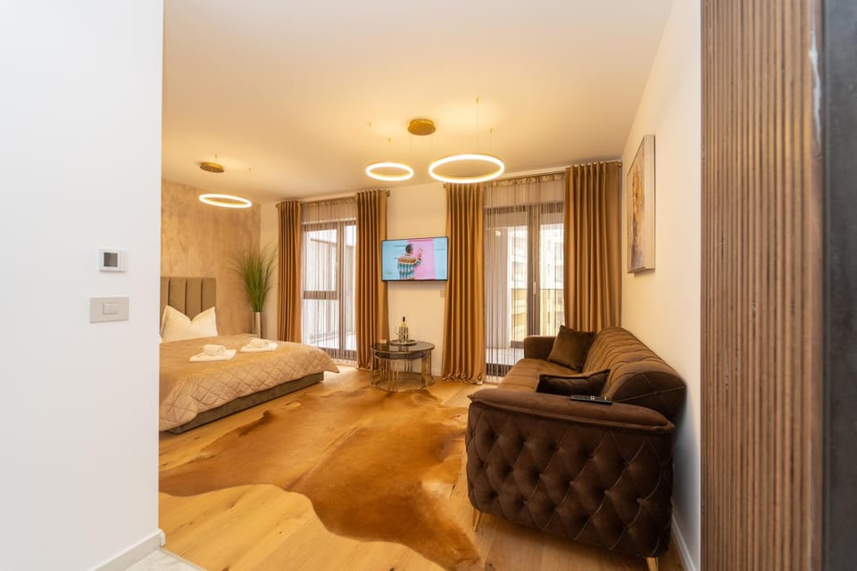Bed, TV and multimedia, Seating area, Bedroom