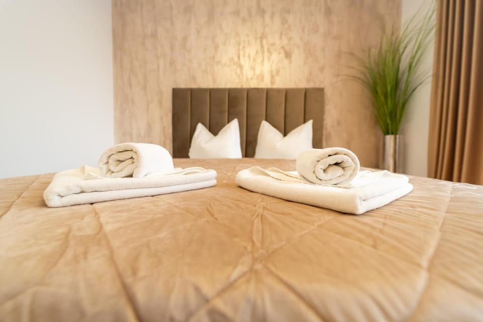Bed, Bedroom, towels