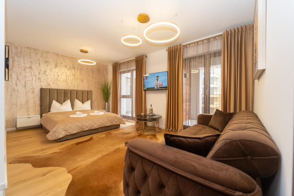 Bed, TV and multimedia, Bedroom