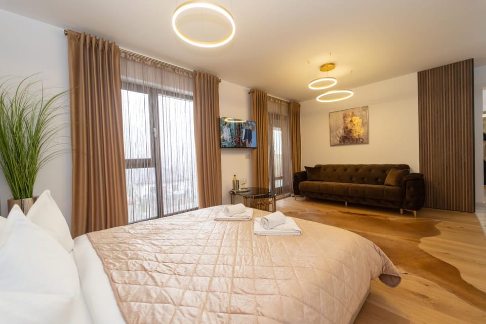 Bed, TV and multimedia, Seating area, Bedroom