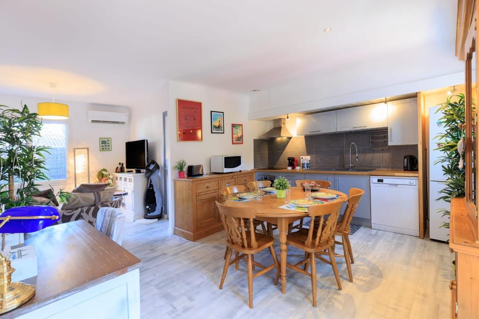 Kitchen or kitchenette, Dining area