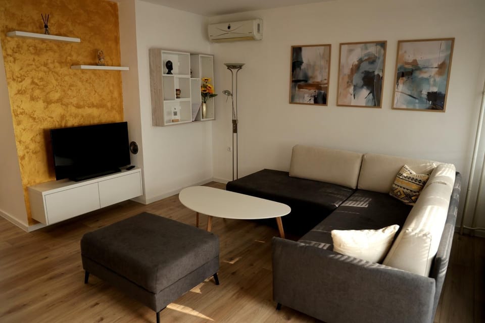 TV and multimedia, Seating area, air conditioner
