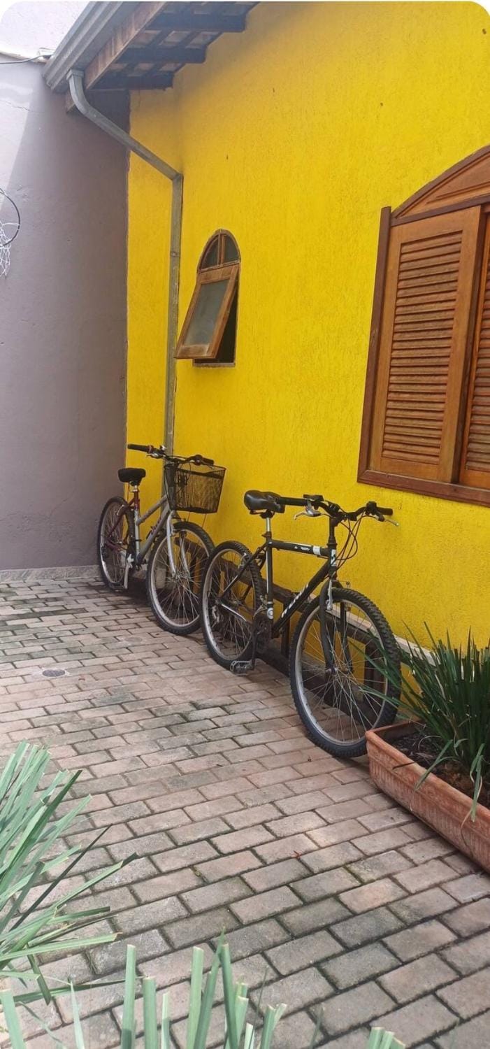 Suíte privativa em casa de família - ENTRADA INDEPENDENTE - a tranquilidade - conforto e privacidade que vc procura - super limpinha com cozinha em BARÃO GERALDO- perto de tudo e sossego total Bed and Breakfast in Campinas