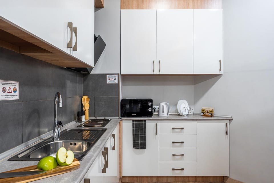 Coffee/tea facilities, Kitchen or kitchenette, stove