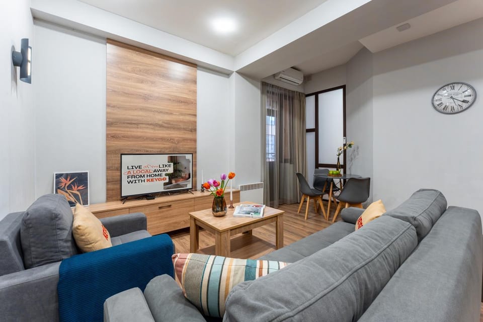 TV and multimedia, Living room, Seating area, Dining area