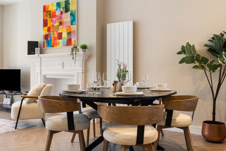 TV and multimedia, Living room, Seating area, Dining area