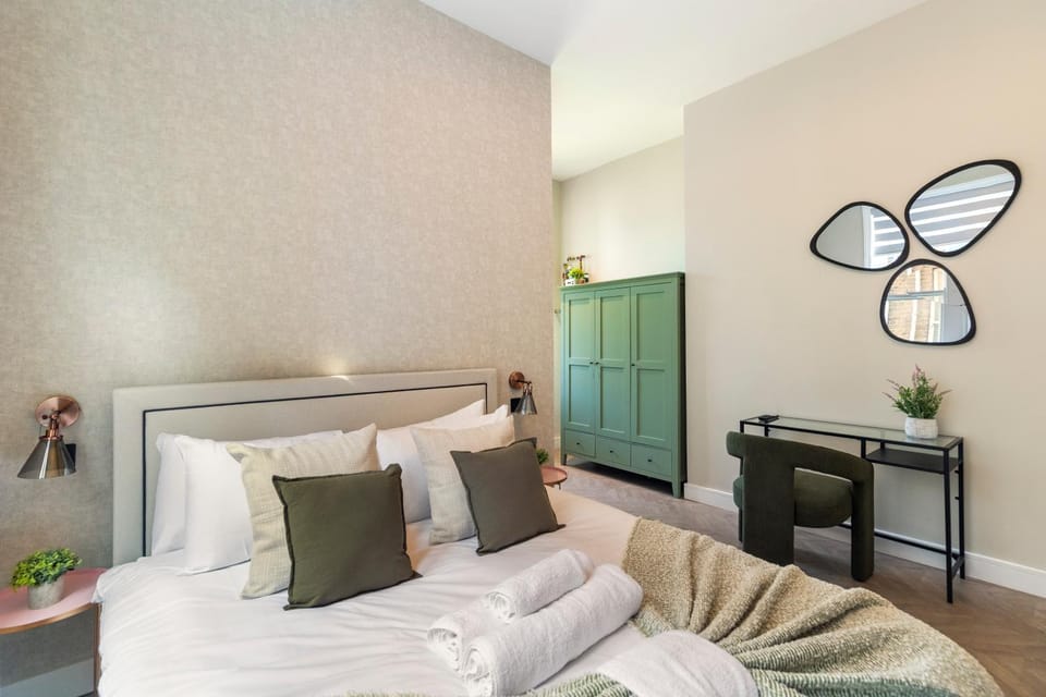 Photo of the whole room, Bedroom