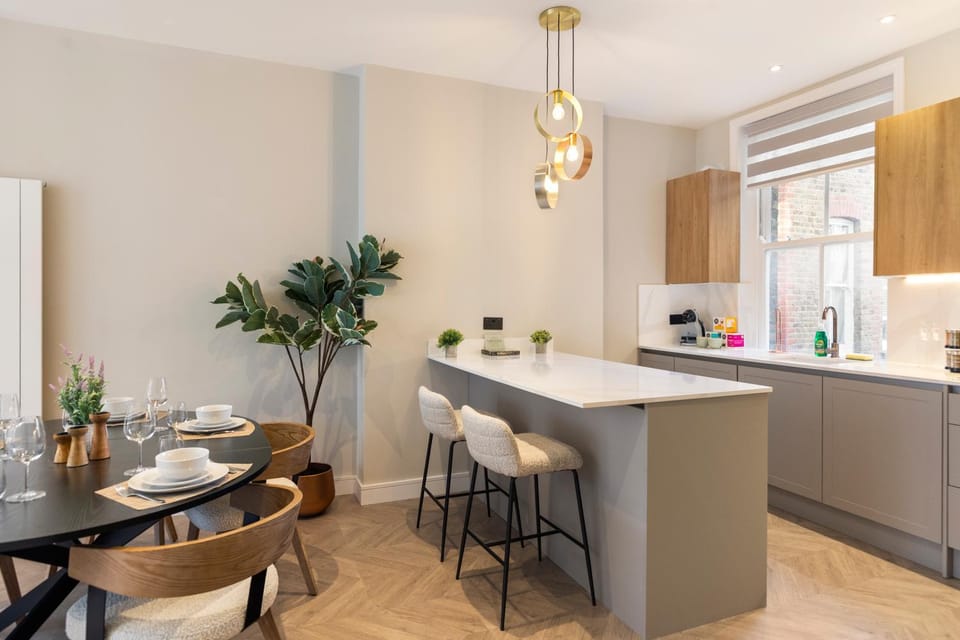 Kitchen or kitchenette, Dining area