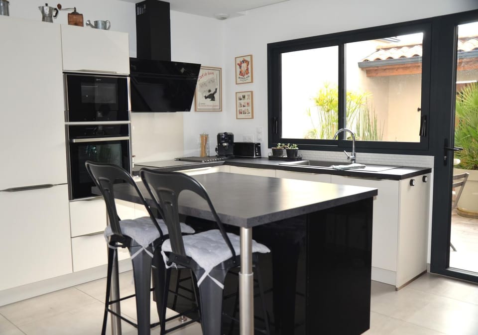 Kitchen or kitchenette, Dining area, stove
