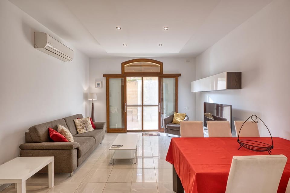 TV and multimedia, Living room, Dining area, air conditioner
