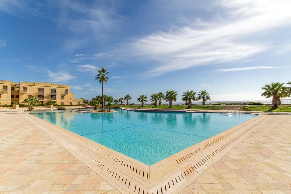 Day, Swimming pool