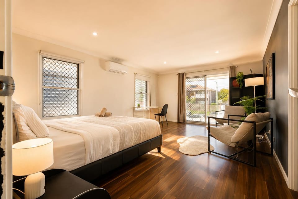 5BR Family Home - EV car point at home, 2 Master Suites - Near Sunnybank, QEII, QSAC and Griffith Uni House in Brisbane