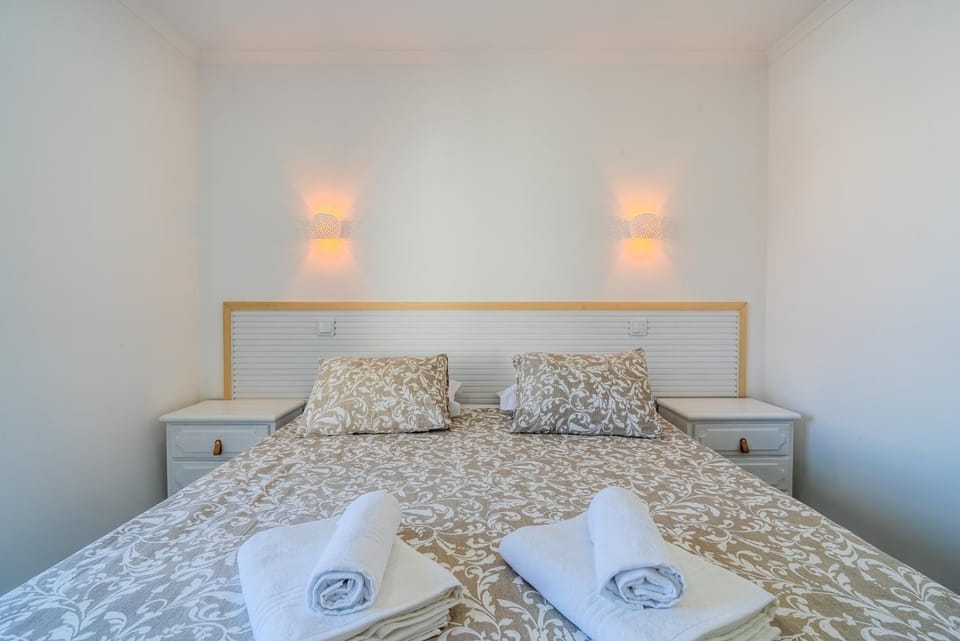 Bed, Photo of the whole room, towels