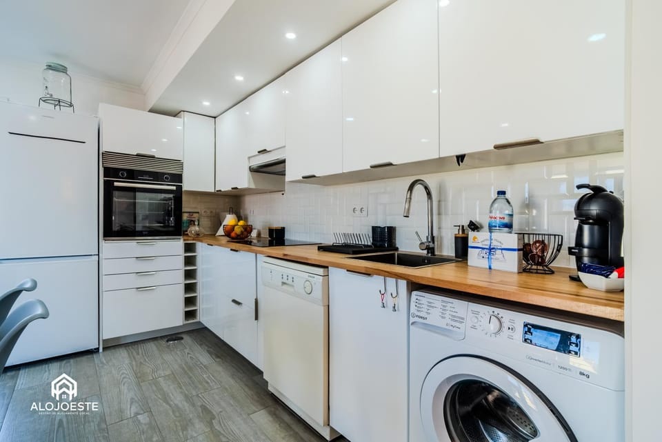 Coffee/tea facilities, Kitchen or kitchenette, dishwasher, oven, stove, washing machine
