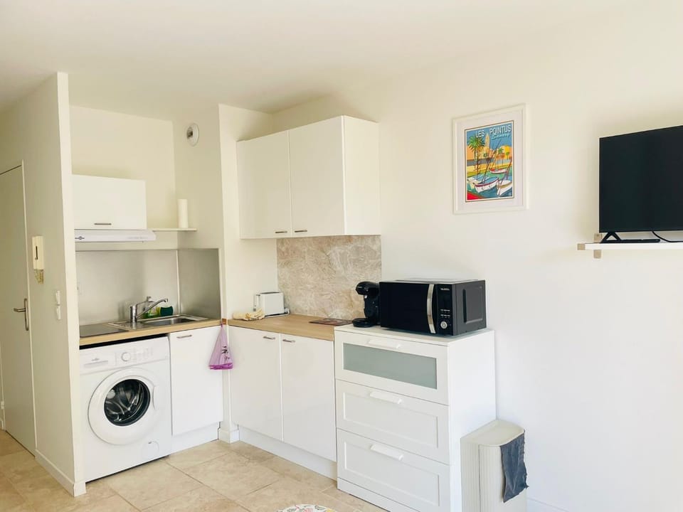 Kitchen or kitchenette, stove, washing machine