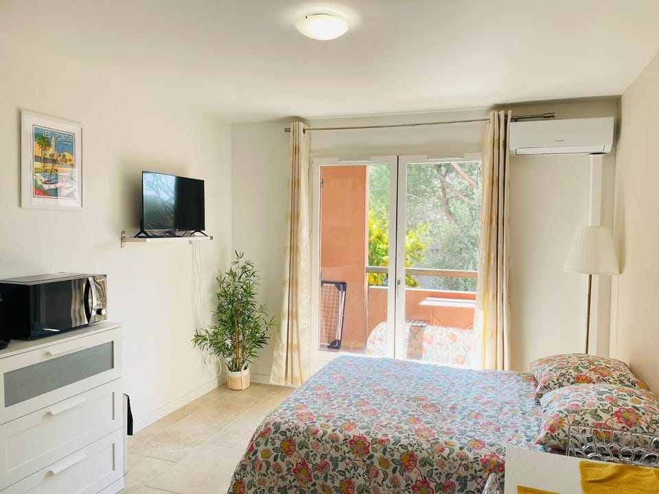Bed, TV and multimedia