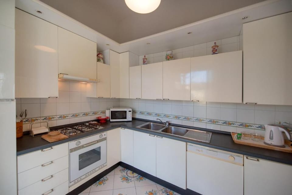 Kitchen or kitchenette, dishwasher, stove