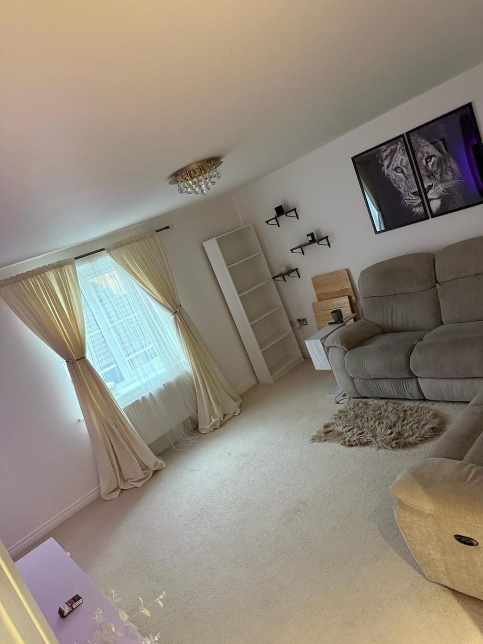 Stylish 2 bedroom apartment with parking Apartment in Grays