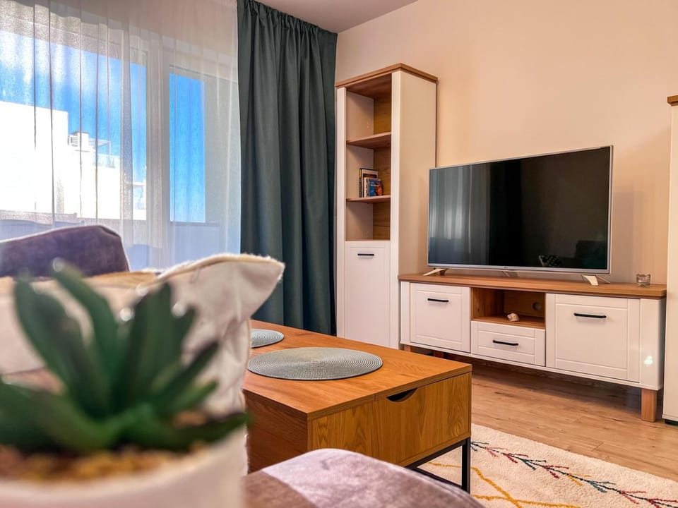 Communal lounge/ TV room, TV and multimedia, Living room, Seating area, Evening entertainment