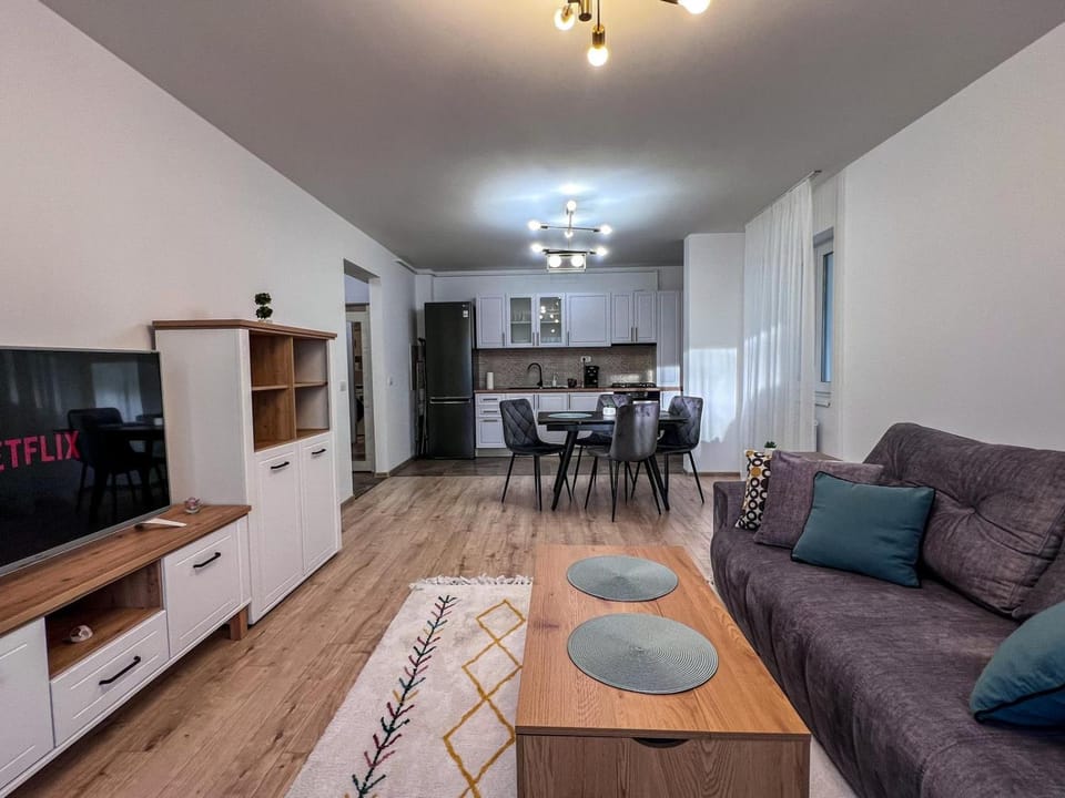 Communal lounge/ TV room, TV and multimedia, Kitchen or kitchenette, Living room, Seating area, Dining area, Evening entertainment, oven, stove