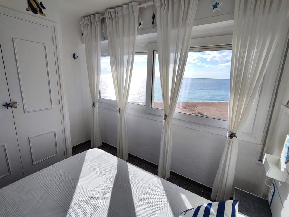 Bed, Natural landscape, Photo of the whole room, Bedroom, Sea view