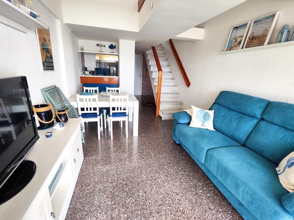 TV and multimedia, Kitchen or kitchenette, Living room, Seating area, Dining area