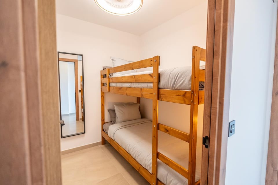 Bedroom, bunk bed