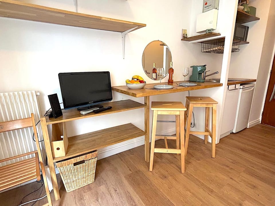 TV and multimedia, Kitchen or kitchenette, Food and drinks, Dining area, Food, minibar