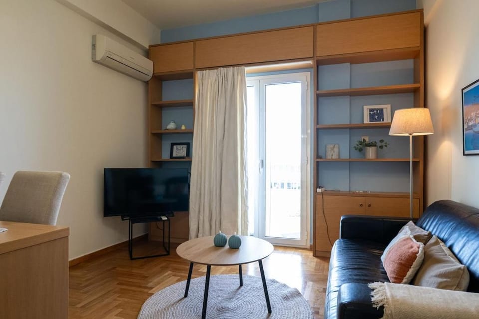 TV and multimedia, Living room, Seating area, Evening entertainment, air conditioner
