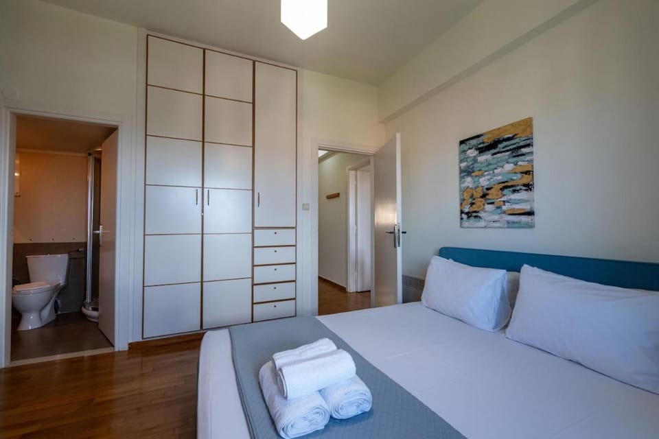 Toilet, Bed, Bathroom, Photo of the whole room, Bedroom, towels
