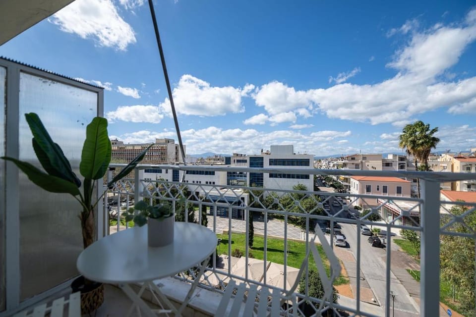 Property building, Patio, Day, View (from property/room), Balcony/Terrace, Dining area, City view, Location