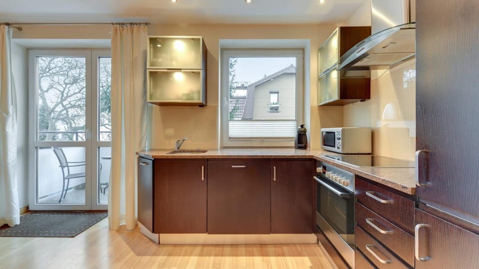 Kitchen or kitchenette, dishwasher, stove