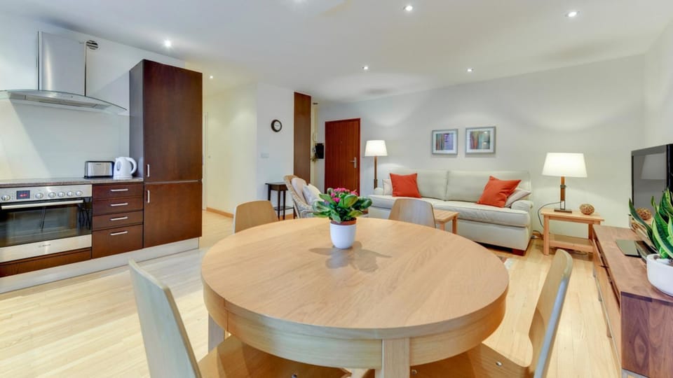 Kitchen or kitchenette, Living room, Seating area, Dining area
