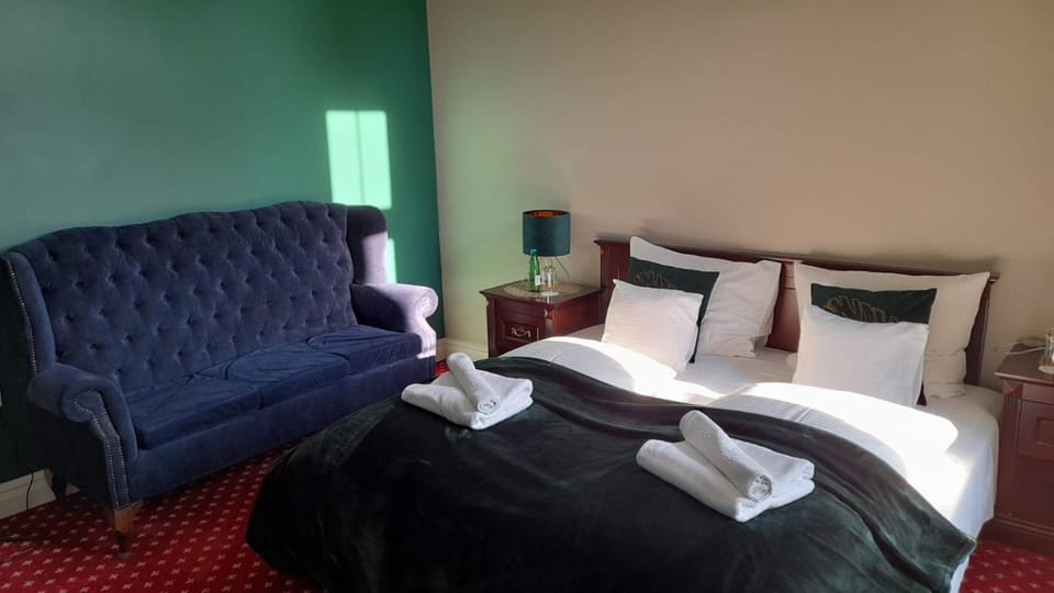 Photo of the whole room, Seating area, Bedroom
