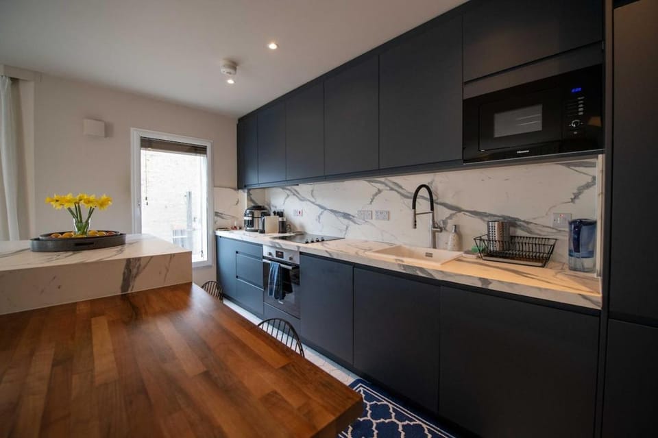 Comfortable 2-bed 2-bath Putney Flat w Parking Apartment in London