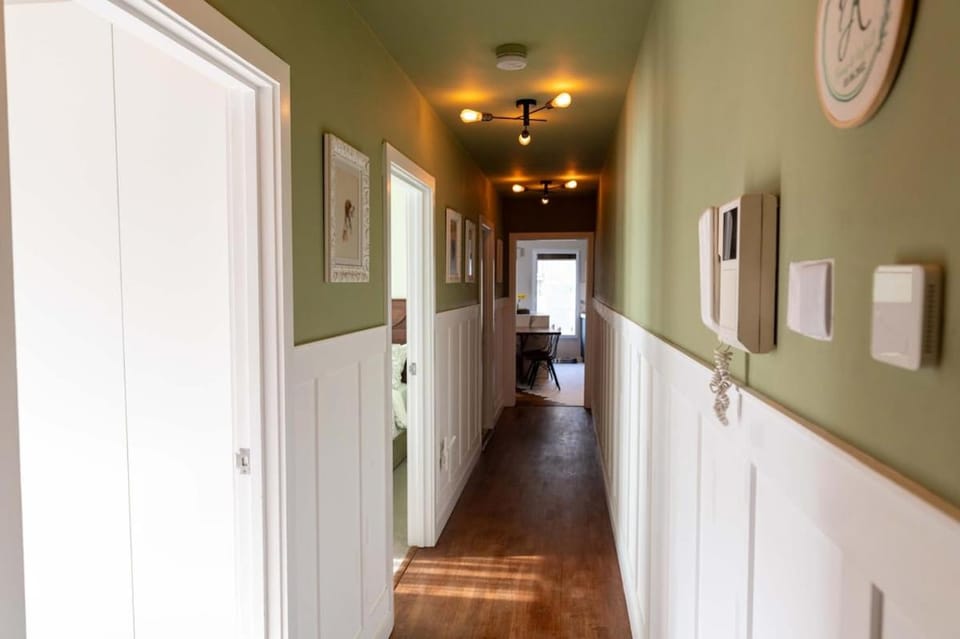 Comfortable 2-bed 2-bath Putney Flat w Parking Apartment in London