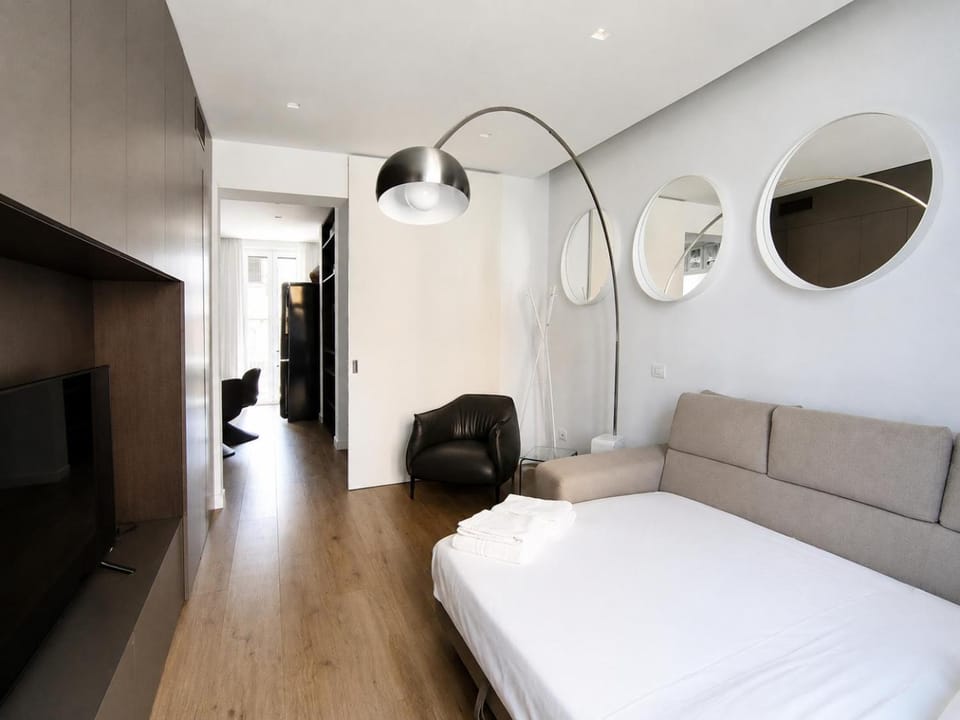 Communal lounge/ TV room, Bed, TV and multimedia, Living room, Photo of the whole room, Seating area, Evening entertainment, Bedroom, wardrobe